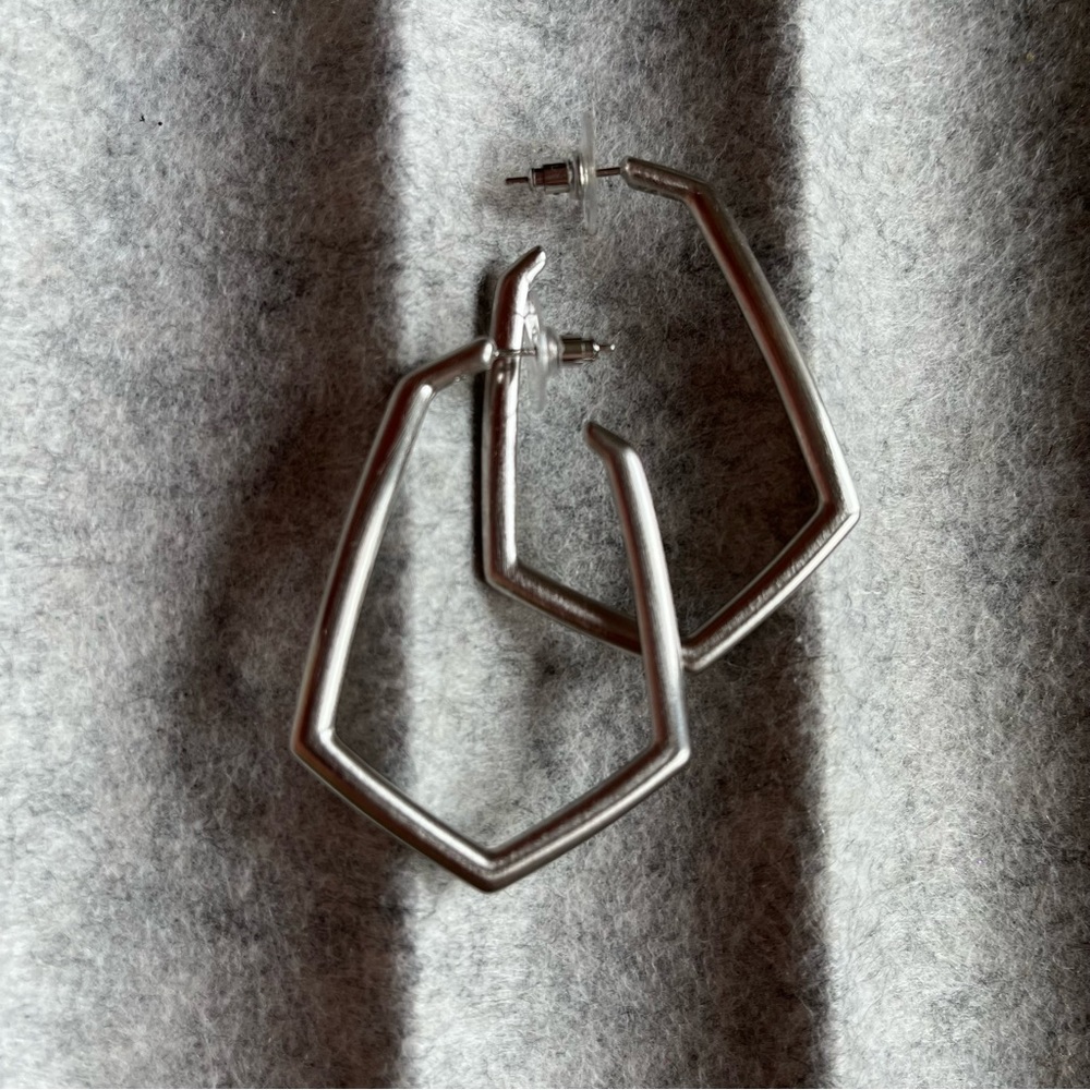 Silver Kendra Scott geometrical hoops
